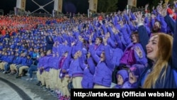 Дети в «Артеке» поздравляют Путина с днем рождения. Крым, 2017 год