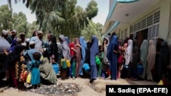 Raseljene afganistanske porodice iz okruga u kojima se vladine snage sukobljavaju s talibanima u privremenom kampu u Kahandaru, Afganistan, 4. august 2021.