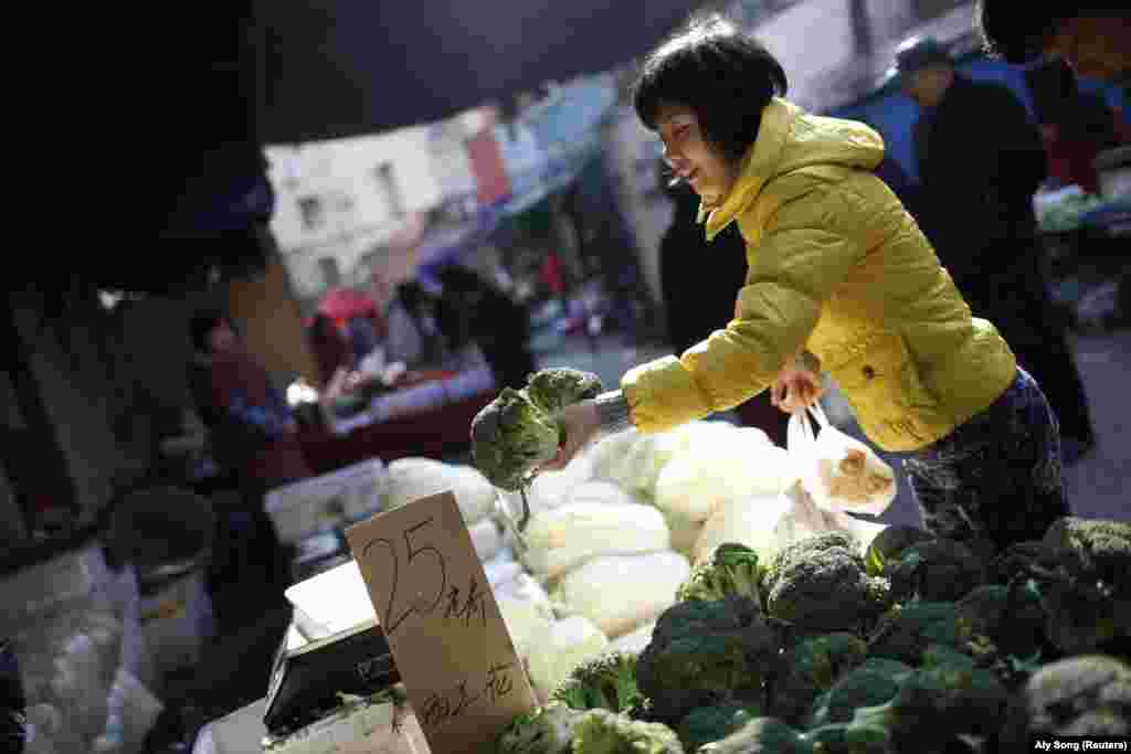 Najveći broj &quot;mokrih pijaca&quot; u Kini i čitavoj Aziji uglavnom prodaje povrće...