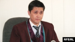 Cот Нұржан Пақырдинов Болат Әбілевтің үкімін оқып отыр. Алматы, 21 шілде 2009.