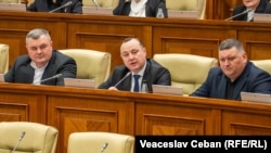 Deputatul socialist, Vlad Batrîncea (centru), vorbește în timpul ședinței parlamentului din 20 februarie.