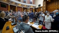 Zasedanje Skupštine Srbije pod maskama
