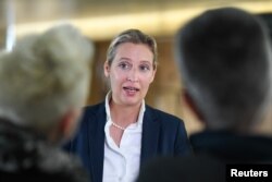 Alice Weidel, șefa AfD, spune că nu este extremistă și nici conservatoare din cale-afară, mai ales că este căsătorită cu o femeie originară din sudul Asiei.