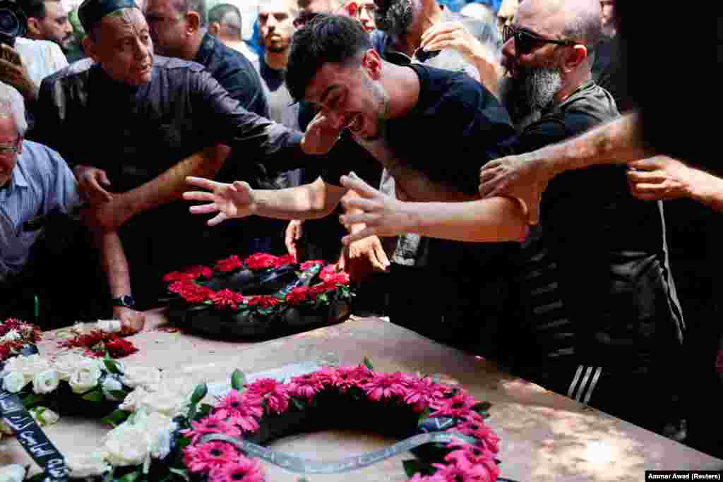 Një burrë duke reaguar teksa miq dhe familjarë merrnin pjesë në funeralin e Manar Khatibit dhe dy vajzave të saj, Hala, 20 vjeçe, dhe Shada, si dhe të një të afërmeje të tyre, të vrarë gjatë një sulmi raketor nga Irani në Tamra, veri të Izraelit, më 17 qershor.