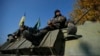 Українські військовослужбовці сидять на бронетранспортері недалеко від Дебальцевого, 6 жовтня 2014 року