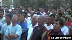 Нефтяники компании «СНПС-Актобемунайгаз» проводят забастовку. Жанажол, 16 июня 2010 года.