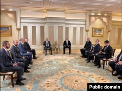 Delegațiile oficiale armeană și azeră la discuțiile din capitala EAU.