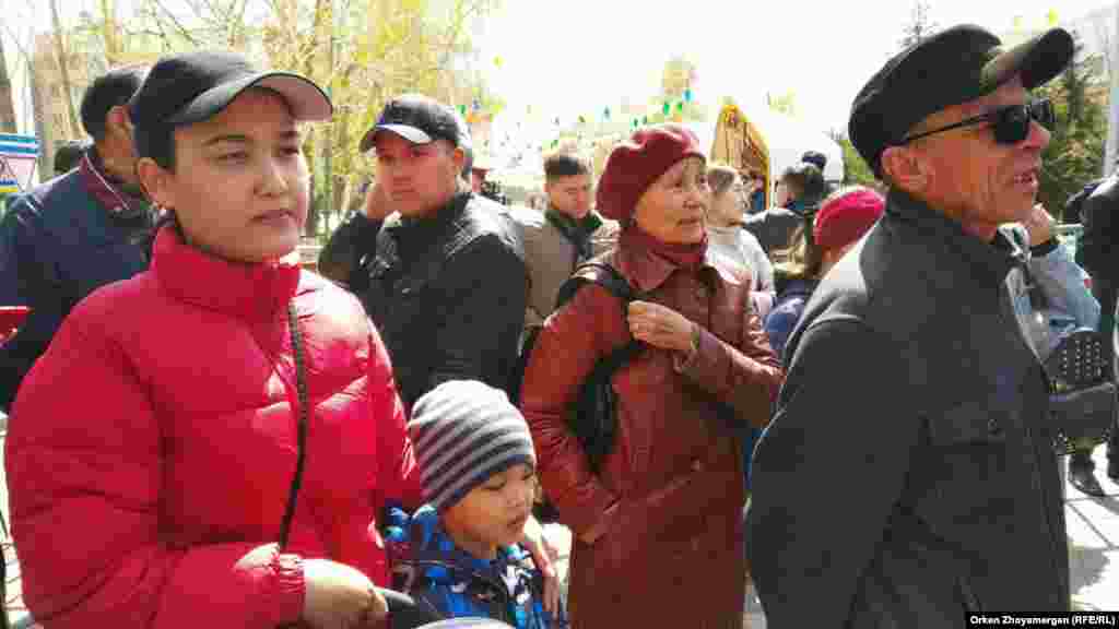 Чтобы выразить протест властям, некоторые люди пришли с детьми. Нур-Султан, 1 мая 2019 года.