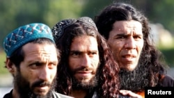 Militanți ISIS care s-au predat guvernului afgan, prezentați de autorități presei la Jalalabad, provincia Nangarhar din Afghanistan, noiembrie 2019