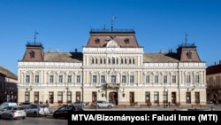 A Városháza épülete, az egykori Grassalkovich Palota a bajai Szentháromság téren. 