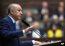 Erdoğan szerint a NATO bővítése attól függ, hogy Finnország és Svédország tiszteletben tartja-e a terrorizmussal kapcsolatos török érzékenységet, és egyelőre blokkolja a két északi ország felvételét, mert szerinte támogatják a kurd militánsokat