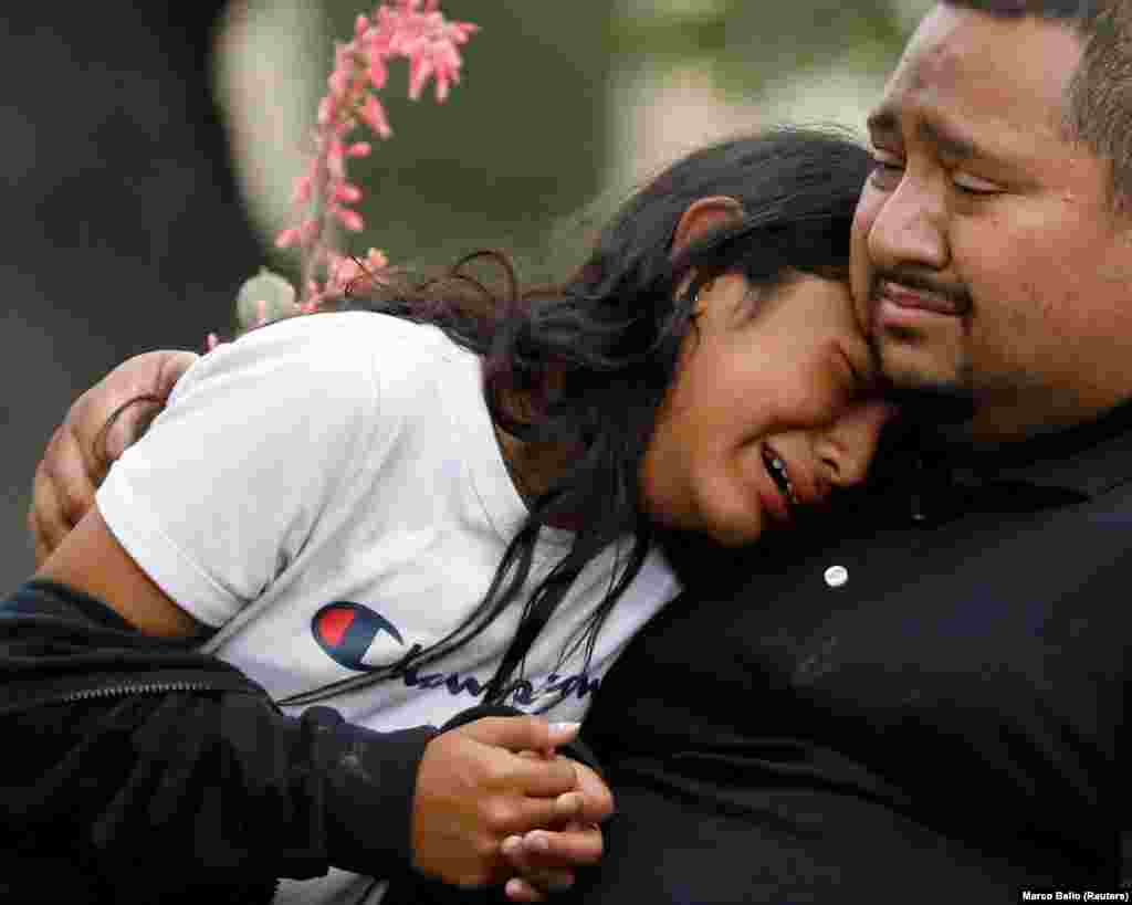 Gyászolók a lövöldözés után&nbsp;Uvaldében. A településnek 16 ezer lakosa van, nyolcvan százalékban spanyol ajkúak