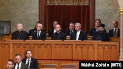 Magyarországi egyházi vezetők figyelnek Orbán Viktor miniszterelnöki eskütételén, 2022. május 16-án