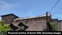 Propali krov "Papirne" zgrade u Zenici nakon požara iz aprila 2021. godine.