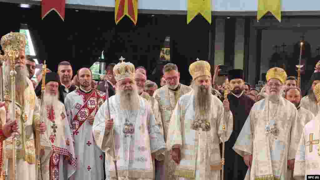 &quot;Braćo i sestre, sigurni smo da će i druge pomesne crkve dočekati autokefalnost Makedonske pravoslavne crkve &ndash; Ohridske arhiepiskopije&quot;, rekao je patrijarh Porfirije (u sredini, desno). Arhiepiskop ohridski i makedonski Stefan (u sredini, levo) zahvalio je članovima Svetog arhijerejskog sinoda Srpske pravoslavne crkve na priznanju autokefalnosti Makedonske pravoslavne crkve.