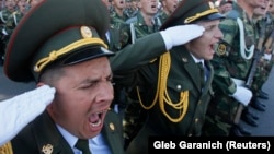 Soldații din Transnistria participă la o paradă militară la Tiraspol. Regiunea separatistă este una dintre numeroasele provocări de securitate cu care se confruntă Chișinăul după invazia Rusiei asupra Ucrainei vecine. 