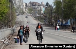 Stanovnici Mariupolja kreću se putem u lučkom gradu u aprilu.
