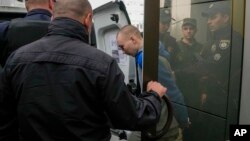 Вадим Шишимарин илиза от съда в Киев, 23 май 2022 г. 