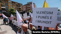 KOSOVË: Protestat e punëtorëve të sindikatave në Prishtinë duke kërkuar paga më të mira.