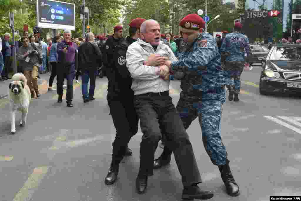 Több száz kormányellenes tüntetőt tartóztattak le egyetlen nap alatt, május 18-án az örmény rendőrök