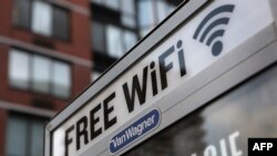 Ingyenes wifi hotspot sugározza a szélessávú internetet egy manhattani nyilvános telefonfülke tetején.