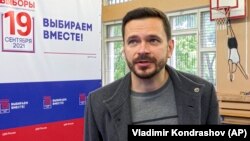 Ilya Yashin speaks to a reporter at a polling station during the parliamentary elections in Moscow in September 2021.
