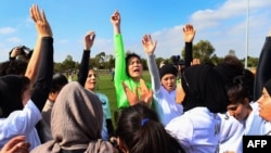په بهر کې د افغان نجونو د فوټبال لوبډلې غړې