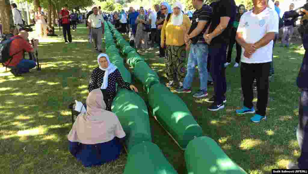 Članovi porodica ubijenih pored tabuta uoči vjerske ceremonije, 11. juli 2022.