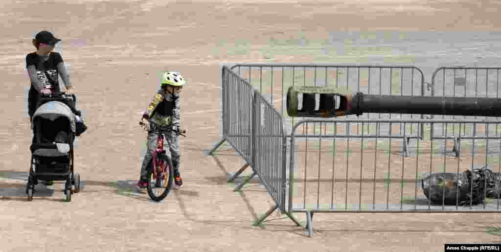 Dečak gleda u cev samohodne haubice MSTA-S. &nbsp;