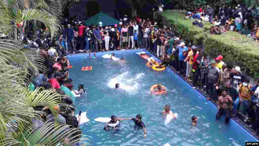 Demonstranti u bazenu u predsedničkoj rezidenciji u Kolombu