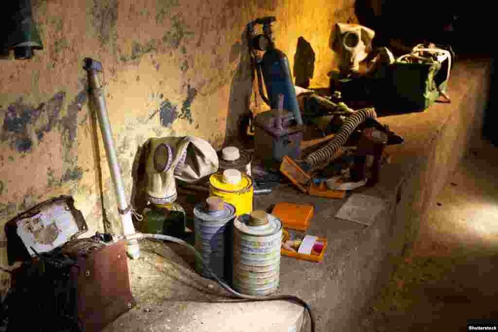 Cei care intră mai adânc în catacombe pot găsi echipamente militare din timpul celui de-Al Doilea Război Mondial, cum ar fi puști, măști, grenade sau muniții.