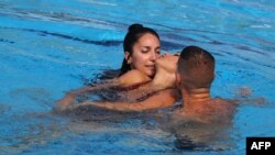 Един от състезателите също скача, за да помогне