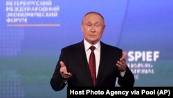 Vladimir Putin la Forumul Economic Internațional de la Sankt Petersburg