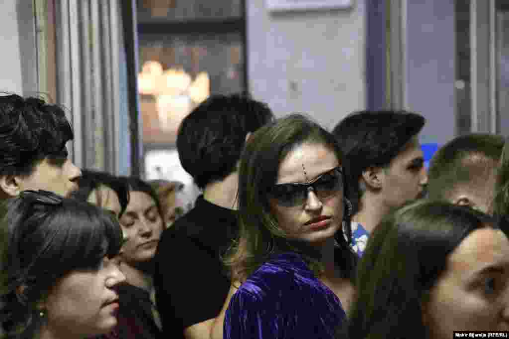 Kosovski umjetnici i umjetnice rijetko izlažu u BiH, zbog otežavajućih okolnosti pri ulasku u zemlju. Kosovo i BiH imaju vizni režim, jer BiH nikad nije zvanično priznala Kosovu kao nezavisno. Priznanju se protive srpski zvaničnici u BiH, odnosno srpski član Predsjedništva BiH.&nbsp;