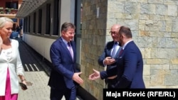 Specijalni izaslanik EU za dijalog Beograda i Prištine i druga regionalna pitanja Zapadnog Balkana Miroslav Lajčak (L) s predsednikom Srpske liste Goranom Rakićem i gradonačelnikom Severne Mitrovice Milanom Radojevićem, 29. juna 2022.