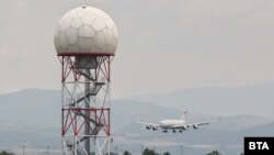 Първият руски самолет кацна в София около 13 часа.