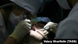 Moszkva, 2021. november 17. Fogászhallgatók gyakorolnak a Secshenov Orvosi Akadémián