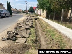 Új járda a templomkörnyéki utcában. 2020-as programba is ígértek ilyet, csak nem úgy és nem annyi valósult meg, mint amire szerződtek