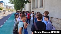 Absolvenții de liceu susțin în prezent trei probe scrise la BAC, respectiv patru - dacă au o altă limbă maternă decât româna. Noua Lege a Educației propune o singură probă scrisă obligatorie, transdisciplinară. 