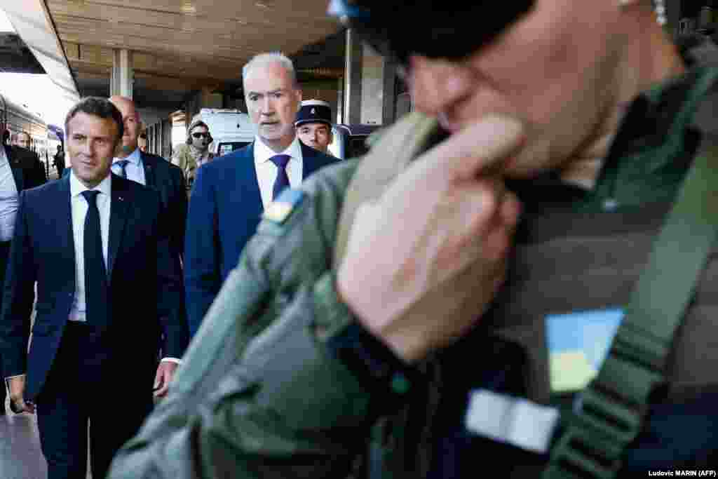 Francuski predsednik Emanuel Makron na železničkoj stanici u Kijevu