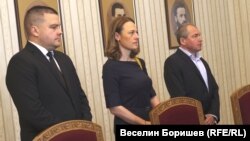 Ива Митева от ИТН обвини представители на ПП, че се обаждат на нейни съпартийци и се опитват да оказват натиск чрез техни близки и приятели. Тя отказа да назове имена.