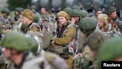 Ruski padobranci čekaju ukrcavanje u transportne avione Iljušin Il-76 tokom vojne vježbae 'Zapad-2021' koje su organizirale oružane snage Rusije i Bjelorusije na aerodromu u Kaljiningradskoj oblasti, Rusija, 13. septembar 2021. 