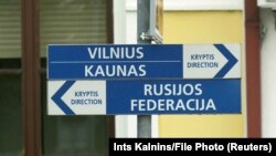 Indicatoare de direcție la gara din Kybartai, Lituania. 