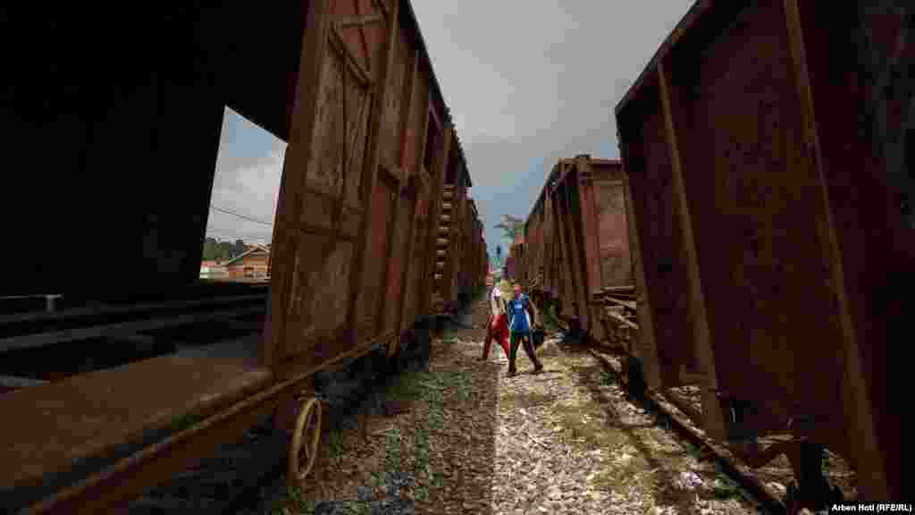 Vagonë të ndryshkur në stacionin e trenit në Bardh të Madh.