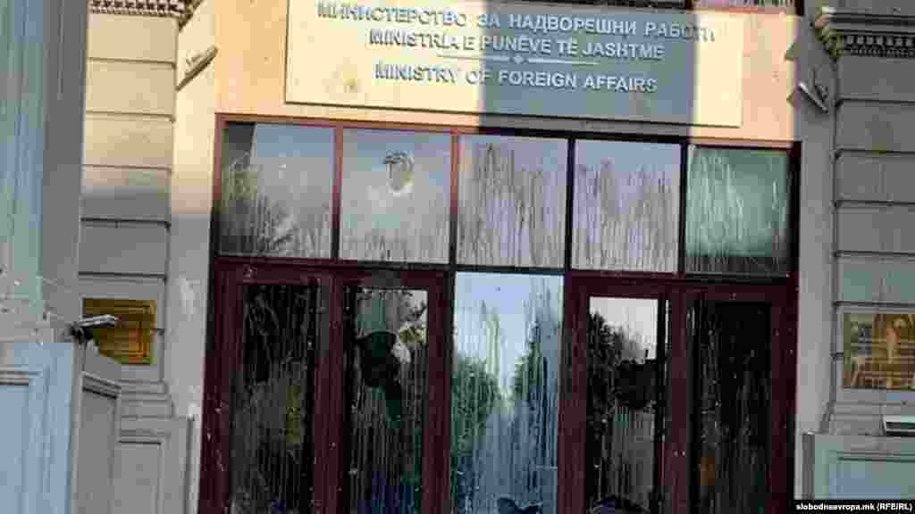 Razbijeno staklo na ulazu u Ministarstvo vanjskih poslova tokom protesta 5. jula. Šteta ni u jutarnjim satima sljedećeg dana nije sanirana.