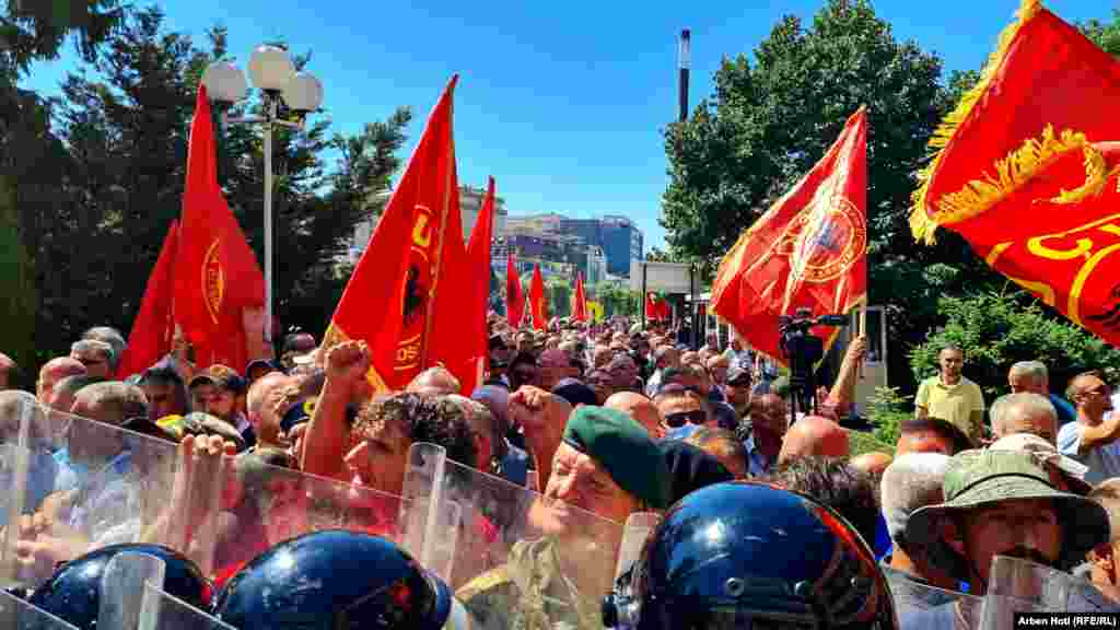 Veteranët e Ushtrisë Çlirimtare të Kosovës, kanë hyrë të enjten në oborrin e Kuvendit të Kosovës, derisa po protestonin&nbsp;në shenjë pakënaqësie ndaj&nbsp;miratimit në parim&nbsp;të Projektligjit për pagën minimale në Kuvend, më 14 qershor.