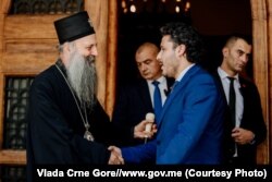 Kryeministri i Malit të Zi, Dritan Abazoviq, ka takuar kreun e Kishës Ortodokse Serbe, patriarkun Porfirije, në Beograd.