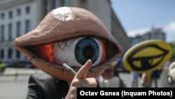 Suspiciunea că serviciile secrete se amestecă în viața politică a României nu s-a stins niciodată după Revoluție. Foto: 26 iunie 2022 - Protest în fața Guvernului față de proiectele de lege privind securitatea națională.