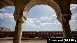 Treni që qarkullon në relacionin Prishtinë - Pejë dhe anasjelltas. Fotografi ilustruese. 