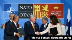 Slijeva nadesno: generalni sekretar NATO-a Jens Stoltenberg, turski šef diplomatije Cavusoglu, turski predsjednik Erdogan, finski šef diplomatije Haavisto, finski predsjednik Niinisto, švedska šefica diplomatije Linde i švedska premijerka Andersson, Madrid, 28. juni 2022.